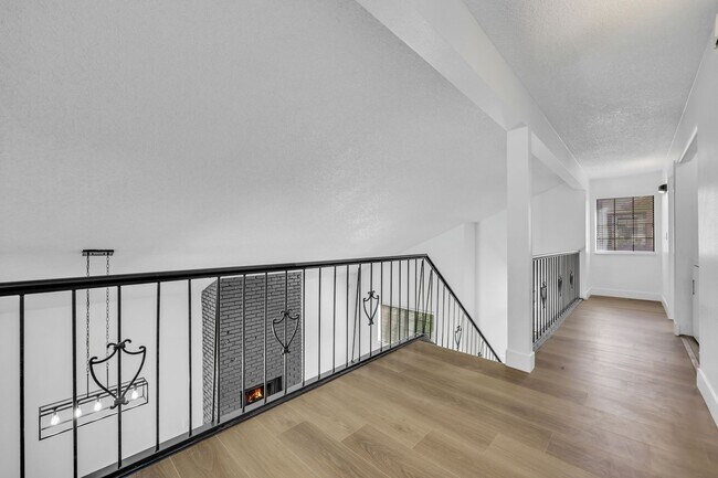 Building Photo - Beautiful home in central location