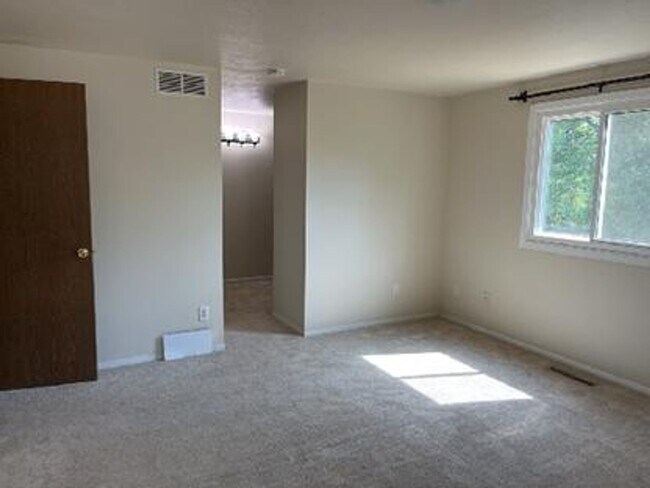 Building Photo - 3 Bed 2.5 Bath Single-Family Home on Cul-De-Sac w/ Large Fenced Backyard, Garage