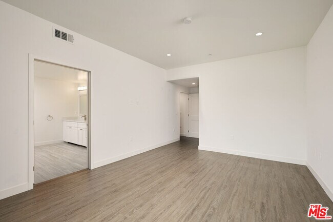 Building Photo - 4114 Vantage Ave