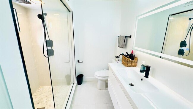 Building Photo - 14614 Bayonne Rd