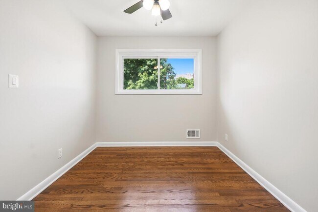 Building Photo - 1446 Roxanna Rd NW