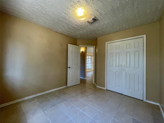 Building Photo - 11019 Almond Grove