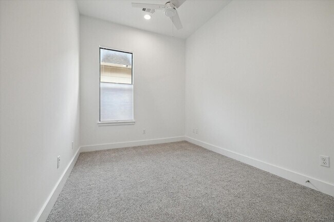 Building Photo - 1105 W 21st St