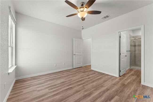 Building Photo - 1118 B Zora Dr