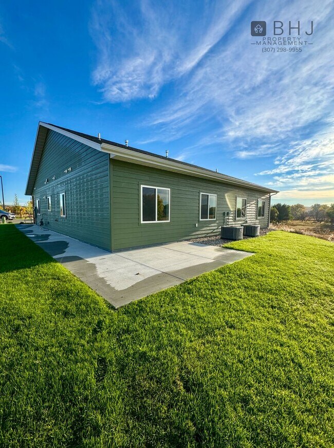 Building Photo - BRAND NEW 2 bed/  2 bath Do Friendly Twin ...