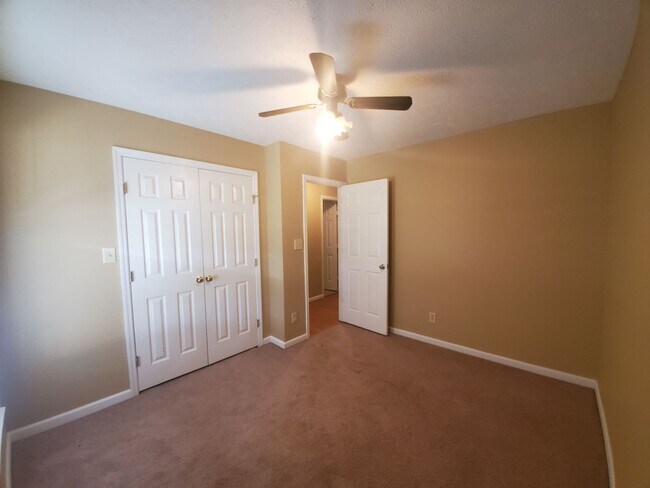 Building Photo - 5090 Summer Ridge Rd