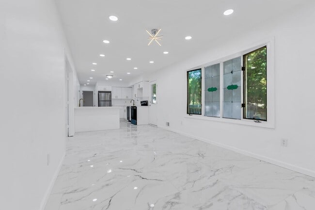 Building Photo - 2556 Woodland Rd