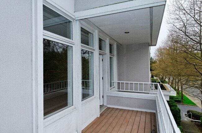 Building Photo - 2bd/2ba Bellevue Condo