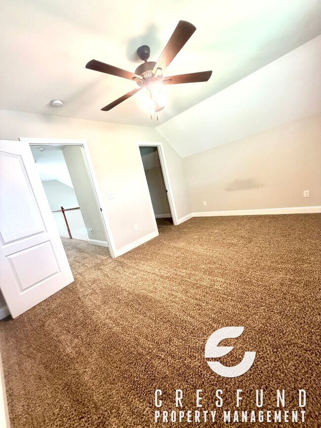 Building Photo - Spacious 3Br 2.5 Bath with Bonus room Fenced in yard