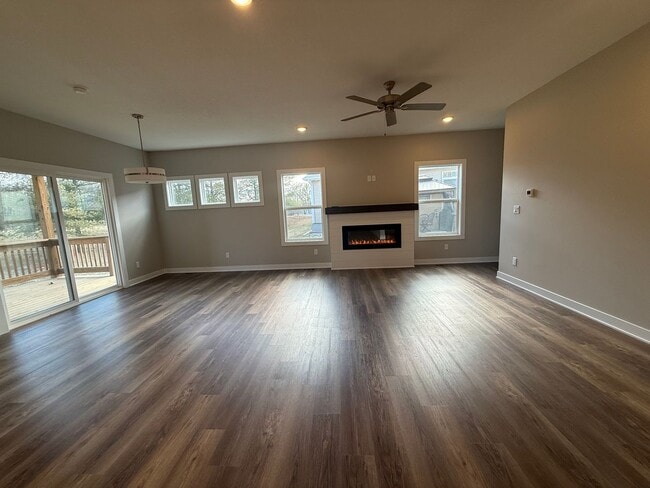 Building Photo - Spacious home in a desirable neighborhood