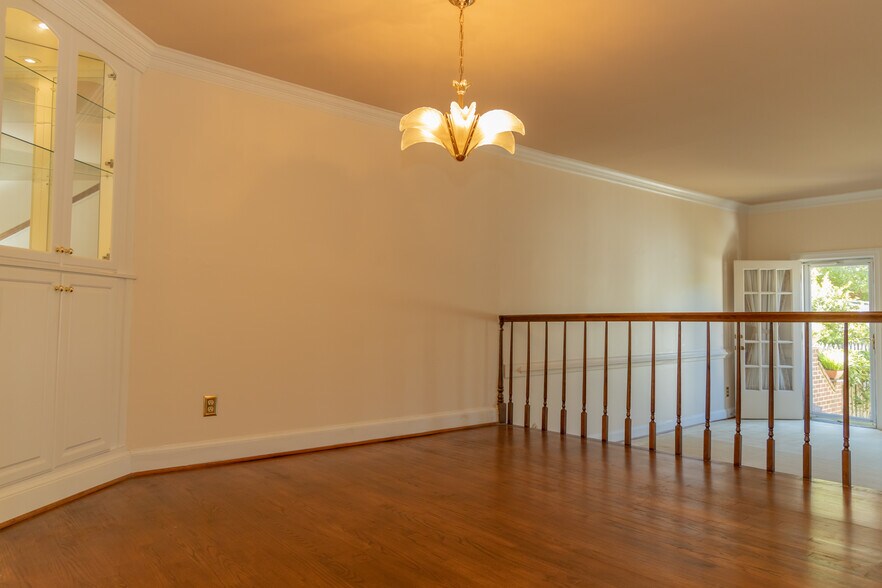 Building Photo - 817 Botetourt Gdns