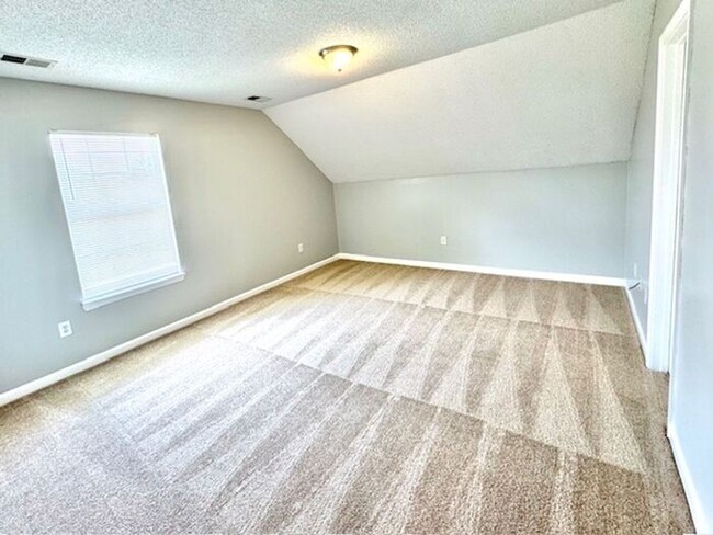 Building Photo - Now Leasing a 3-bedroom 2.5 bath with Larg...
