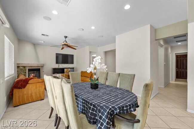 Building Photo - 2765 Struan Ave