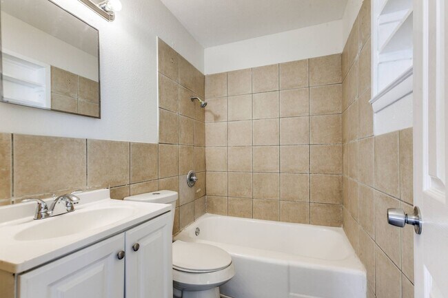 Building Photo - Spacious 4 Bed 2 Bath Home with Stainless Steel Appliacnes
