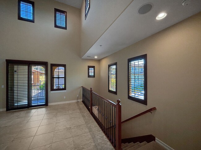 Building Photo - Beautiful & Spacious 2BD/2BA Townhouse in ...