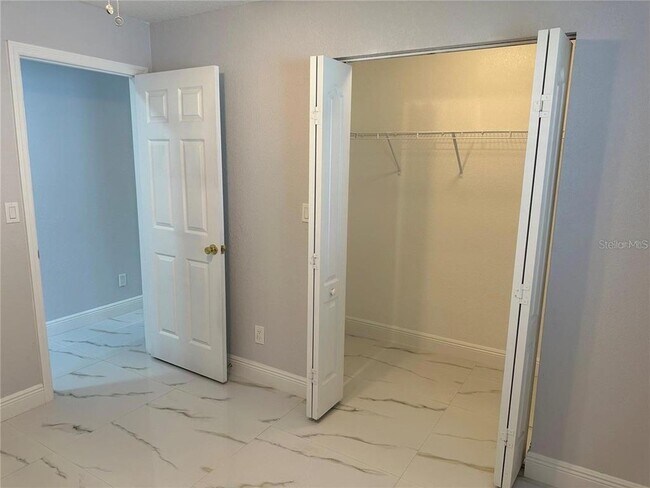 Building Photo - 7813 Lakeshore Dr