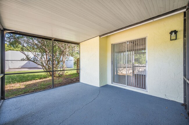 Building Photo - Renovated Apartment in the Heart of Carollwood