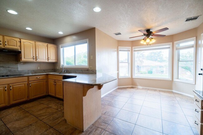 Building Photo - 984 Larkspur Rd