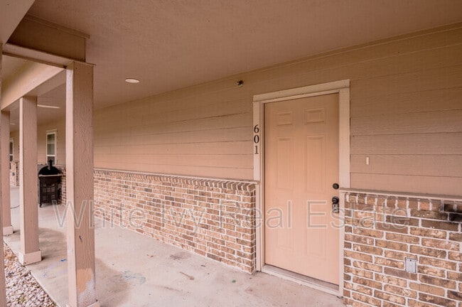 Building Photo - Avenue Townhomes