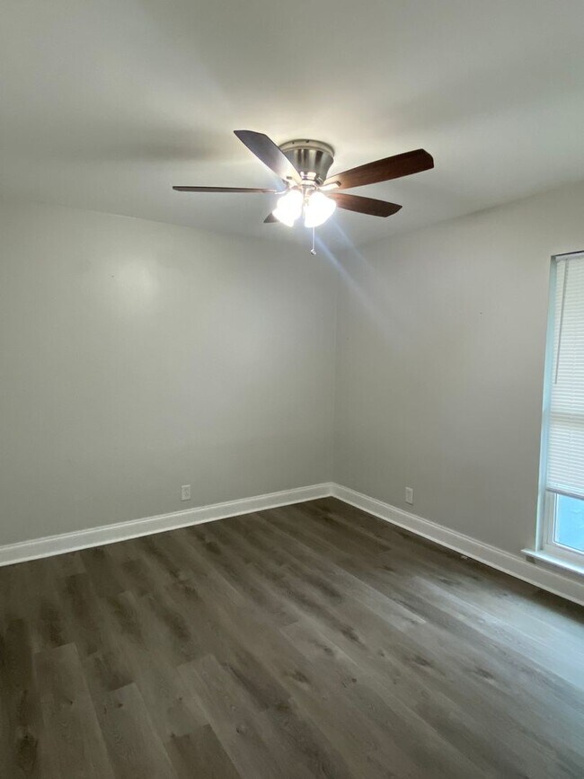 Building Photo - *Choose Your Special!* Spacious Fully Renovated 2-Bedroom Apartment in Alamo Heights ISD