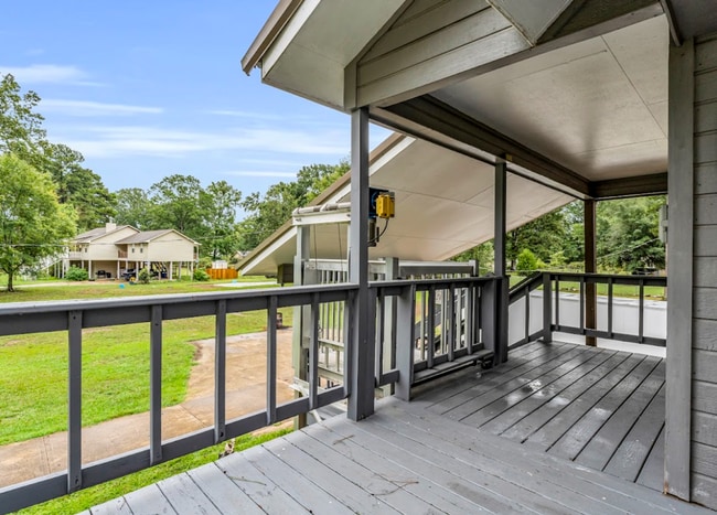 Building Photo - Fully furnished 3 bedroom, 2 bath home!