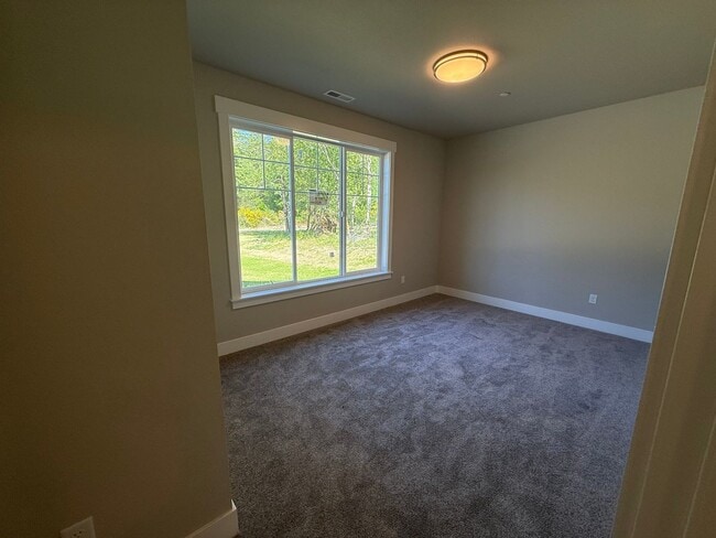 Building Photo - Spacious home in Bremerton.  Apply today t...