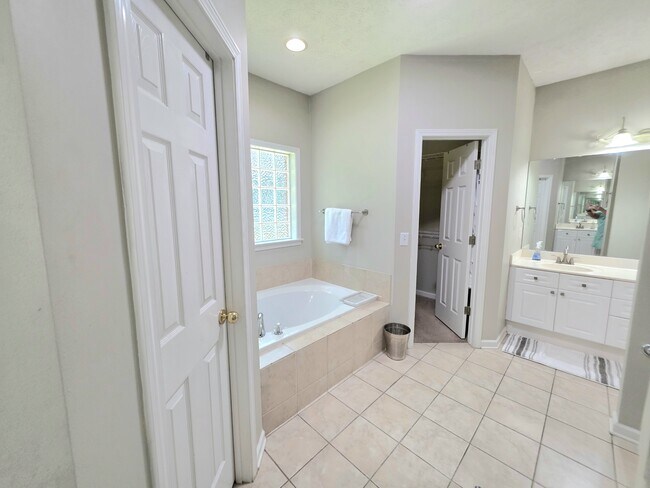 Building Photo - 607 Coleman Way