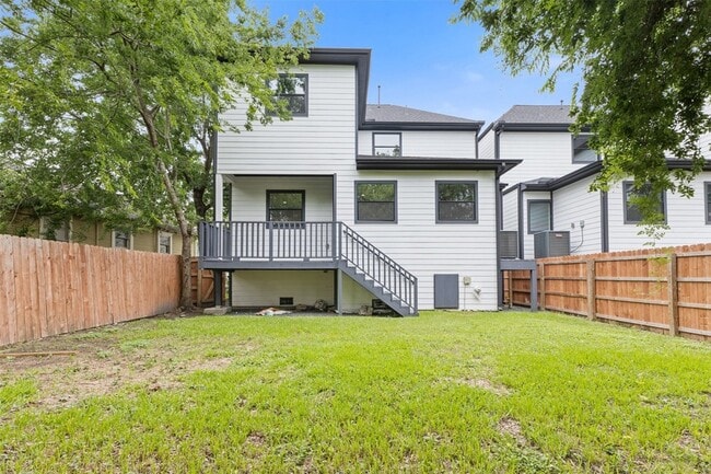 Building Photo - 806 E 39th St