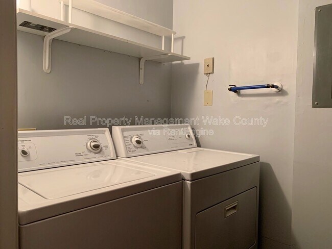 Building Photo - 203 Autumn Chase Dr