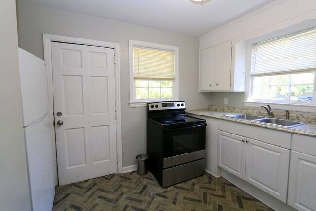 Building Photo - 2309 Lorraine Dr