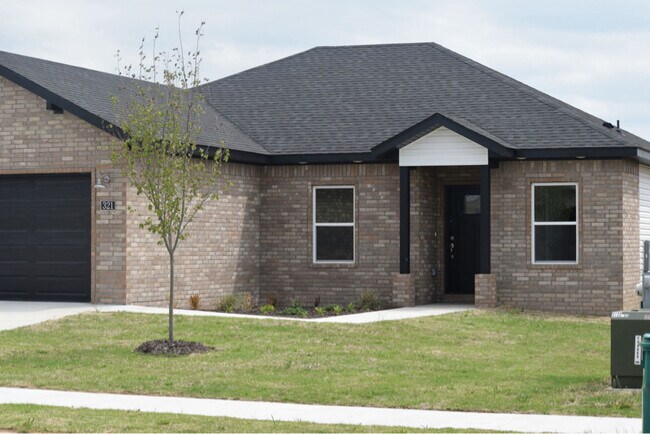 Building Photo - 321 Grove Ln