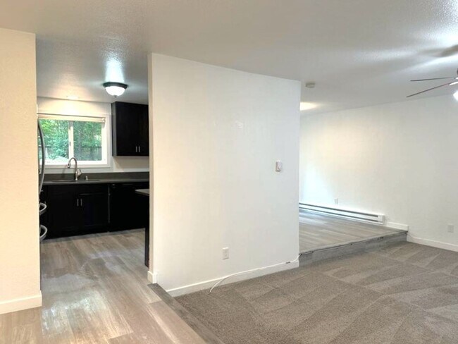 Building Photo - Welcome Home: Cozy 3BR/2BA Lake Holiday Re...