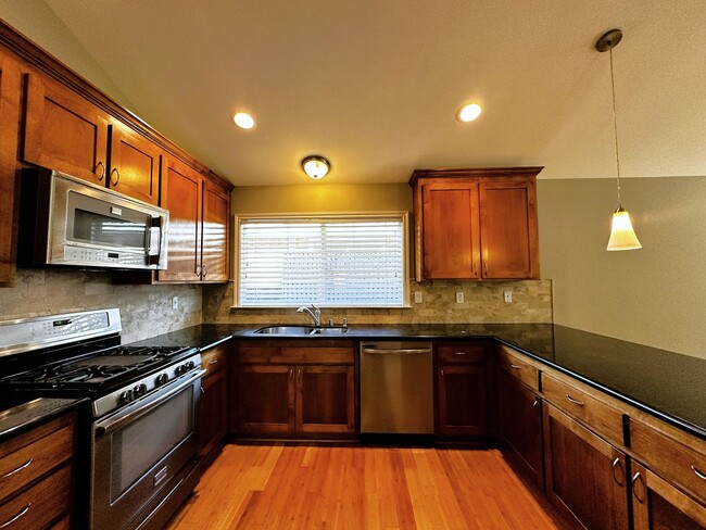 Building Photo - 1513 Mary Pl