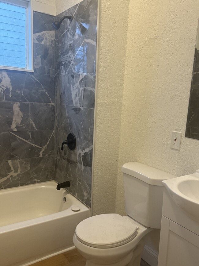 Building Photo - 1030 E 13th St