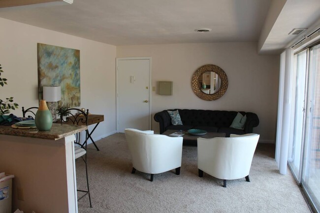Building Photo - The Greenbrier Apartments