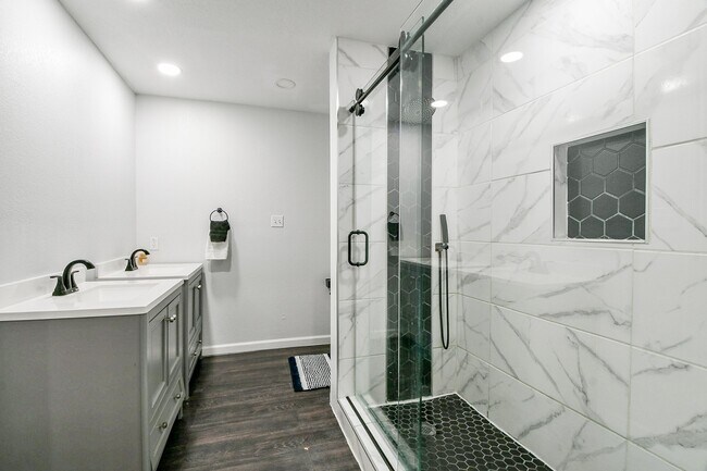 Building Photo - 6002 Greenmont Dr