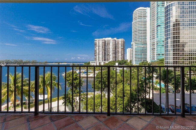 Building Photo - 1925 Brickell Ave