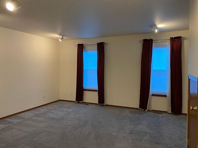 Building Photo - 309 River St