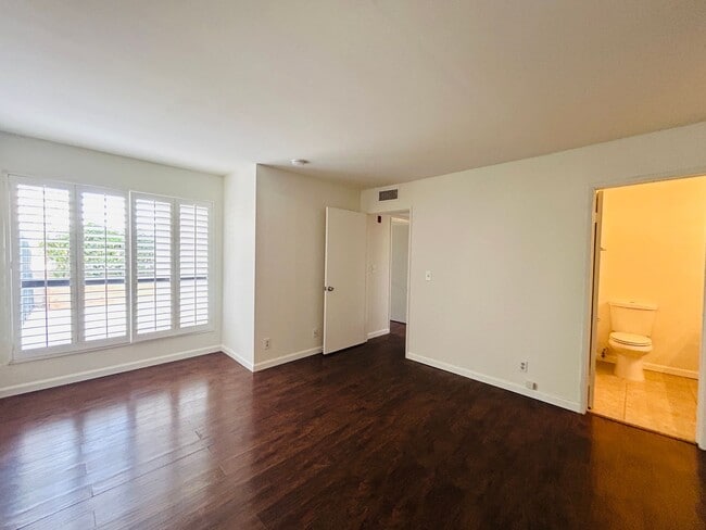 Building Photo - Spacious Two Bedroom, Two Bath Condo in De...