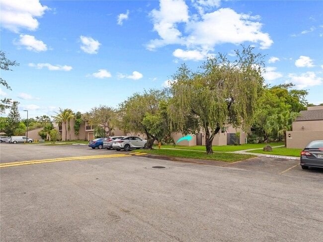 Building Photo - 9133 Fontainebleau Blvd