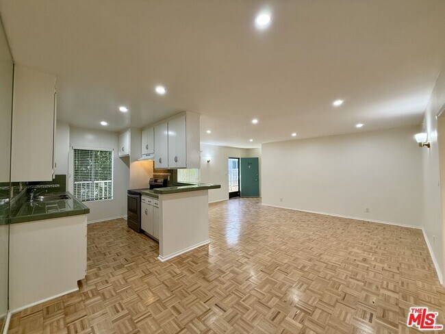 Building Photo - 5320 Zelzah Ave