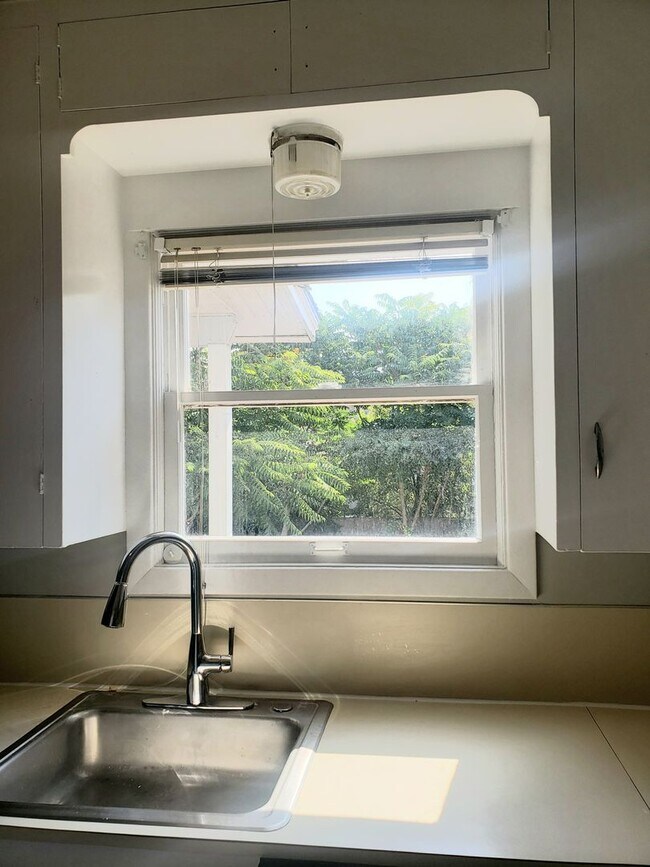 Building Photo - 3 Bedroom Near Elevator and Downtown Orego...