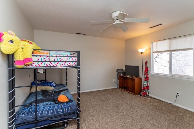 Building Photo - Fourplex in great central location!