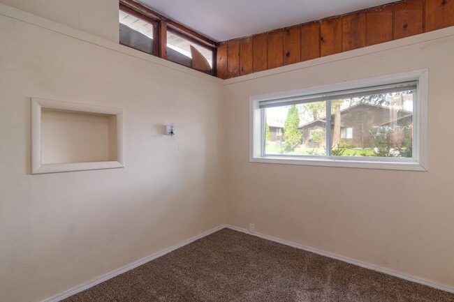 Building Photo - Charming 3 Bedroom 2 Bath House Near EWU!!
