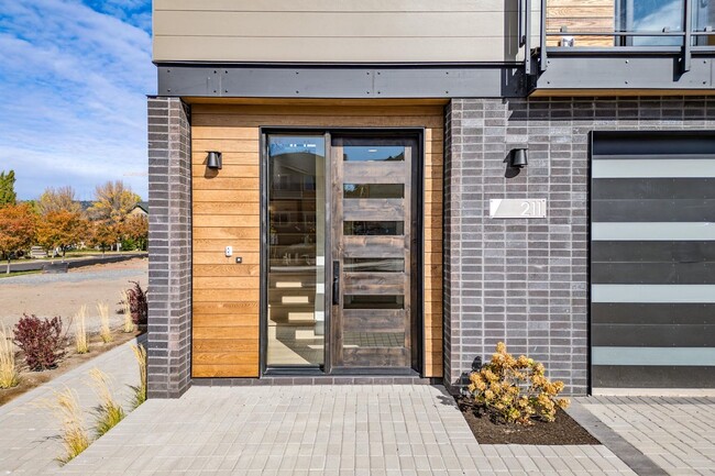 Building Photo - 4Bed 3.5 Bath - Views - Studio