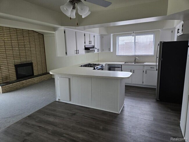 Building Photo - 34660 MacDonald Dr