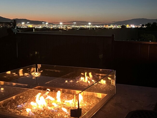 Building Photo - 180 Degree elevated views from a quiet str...