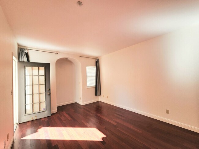 Building Photo - Spacious 3 bedroom condo