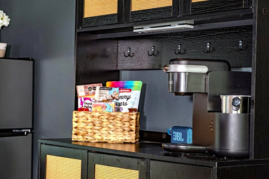 Building Photo - 1818 W 39th St