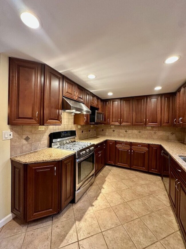 Building Photo - Private cozy rambler in the Issaquah school district